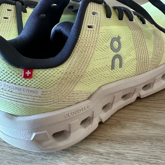 Like New Cloud Go On Cloud Running Shoes - Picture 5 of 11